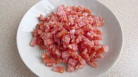 Рецепт салата с сухариками и копченой колбасой