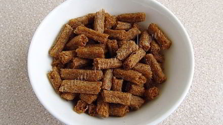 Рецепт салата с сухариками и копченой колбасой