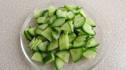 Рецепт салата с сухариками и копченой колбасой