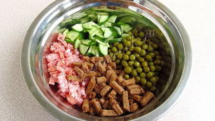 Рецепт салата с сухариками и копченой колбасой