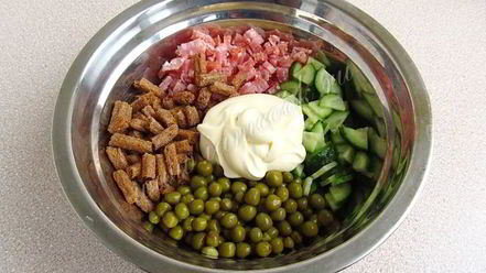 Рецепт салата с сухариками и копченой колбасой