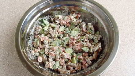 Рецепт салата с сухариками и копченой колбасой