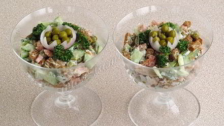 Рецепт салата с сухариками и копченой колбасой