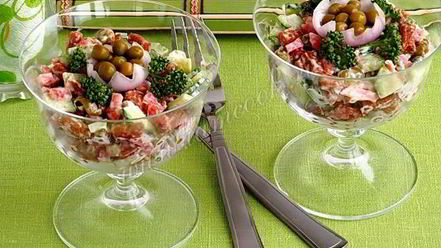 Рецепт салата с сухариками и копченой колбасой