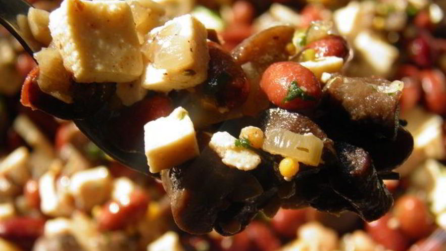 Рецепт салата с тофу, фасолью и грибами