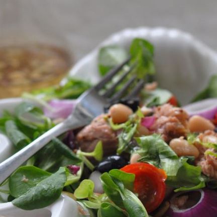 Рецепт Салата с томатами, тунцом и фасолью под французской заправкой