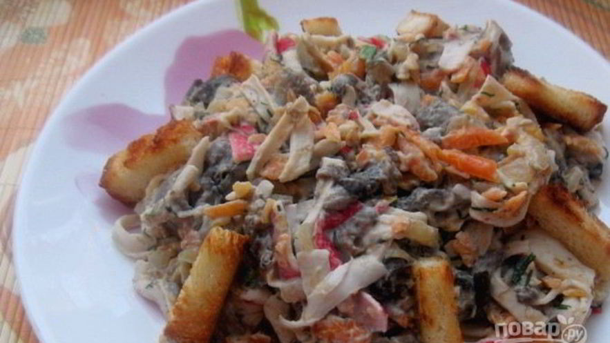 Рецепт салата с жареными крабовыми палочками и грибами
