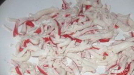 Рецепт салата с жареными крабовыми палочками и грибами