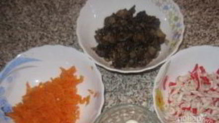 Рецепт салата с жареными крабовыми палочками и грибами