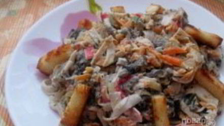 Рецепт салата с жареными крабовыми палочками и грибами