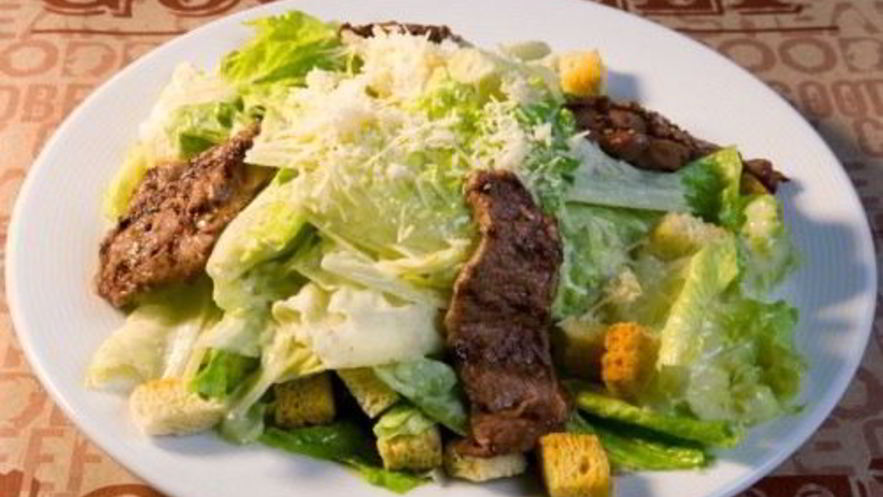 Рецепт салата цезарь по-американски с маслинами и огурцами