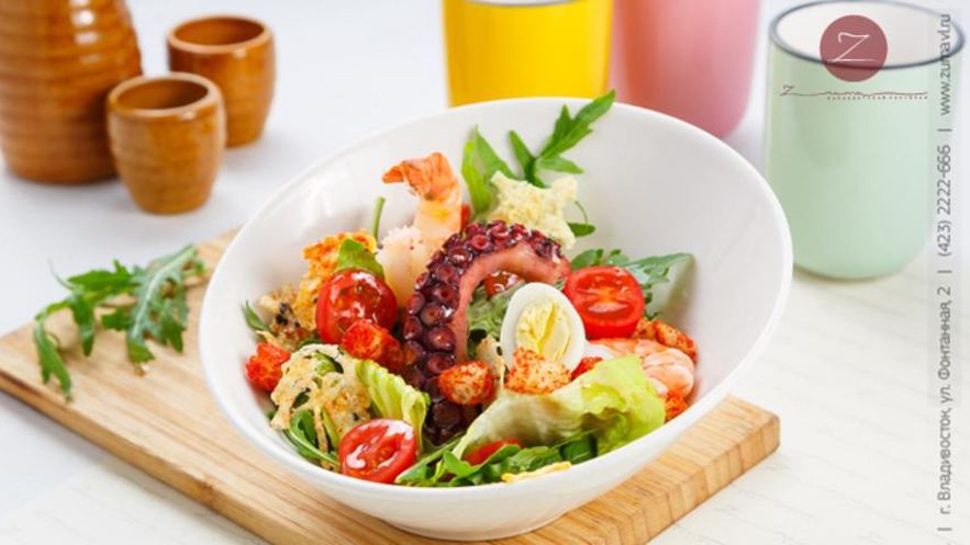 Рецепт салата цезарь с креветками и осьминогом