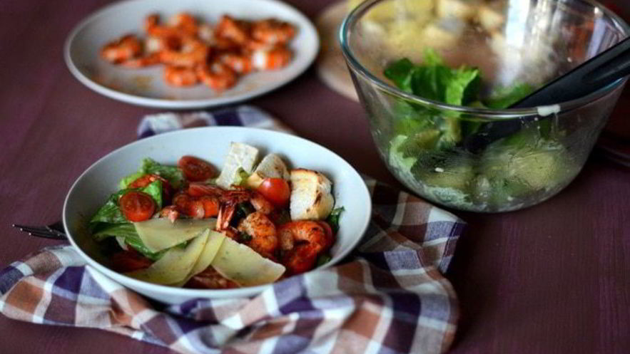 Рецепт салата цезарь с креветками