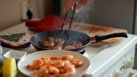 Рецепт салата цезарь с креветками