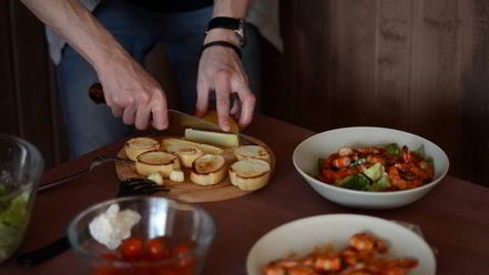 Рецепт салата цезарь с креветками