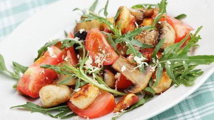 Рецепт Салата Цезарь с курицей и шампиньонами