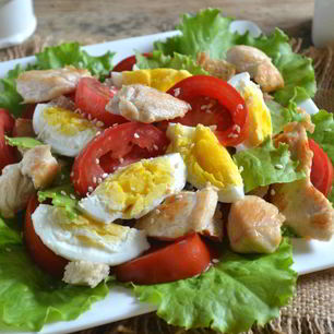 Рецепт Салата Цезарь с курицей и сухариками