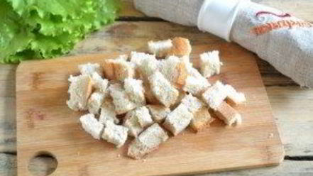 Рецепт салата цезарь с курицей и сухариками