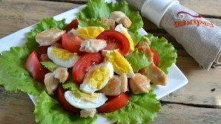 Рецепт салата цезарь с курицей и сухариками