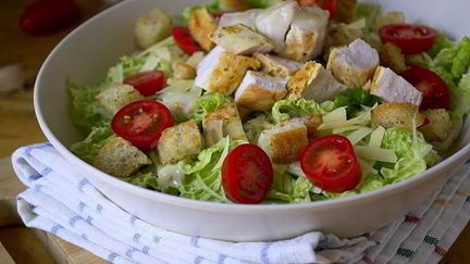 Рецепт Салата Цезарь с курицей, сухариками и помидорами
