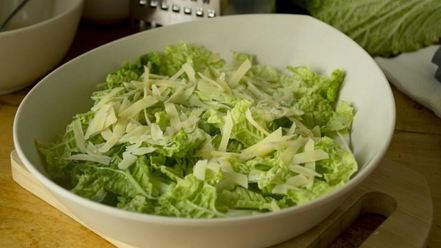 Рецепт салата цезарь с курицей, сухариками и помидорами