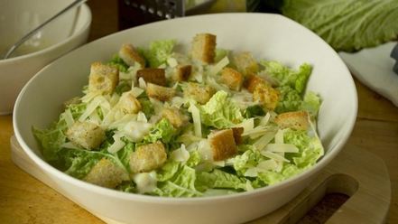 Рецепт салата цезарь с курицей, сухариками и помидорами