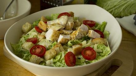 Рецепт салата цезарь с курицей, сухариками и помидорами