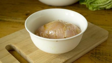 Рецепт салата цезарь с курицей, сухариками и помидорами