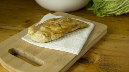 Рецепт салата цезарь с курицей, сухариками и помидорами