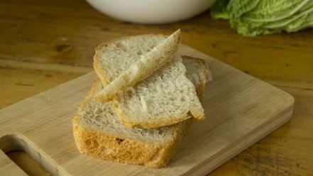 Рецепт салата цезарь с курицей, сухариками и помидорами