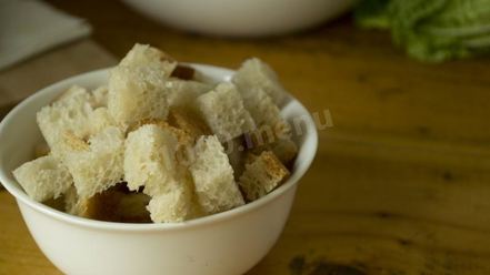 Рецепт салата цезарь с курицей, сухариками и помидорами