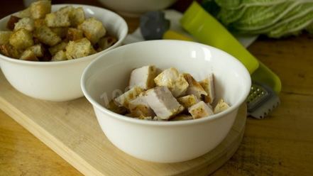 Рецепт салата цезарь с курицей, сухариками и помидорами