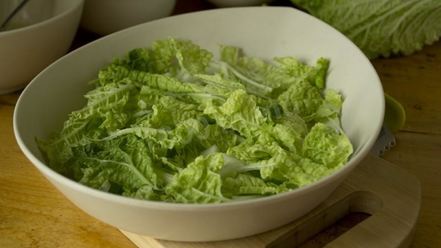 Рецепт салата цезарь с курицей, сухариками и помидорами