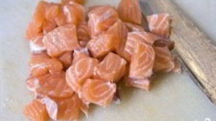 Рецепт салата цезарь с лососем