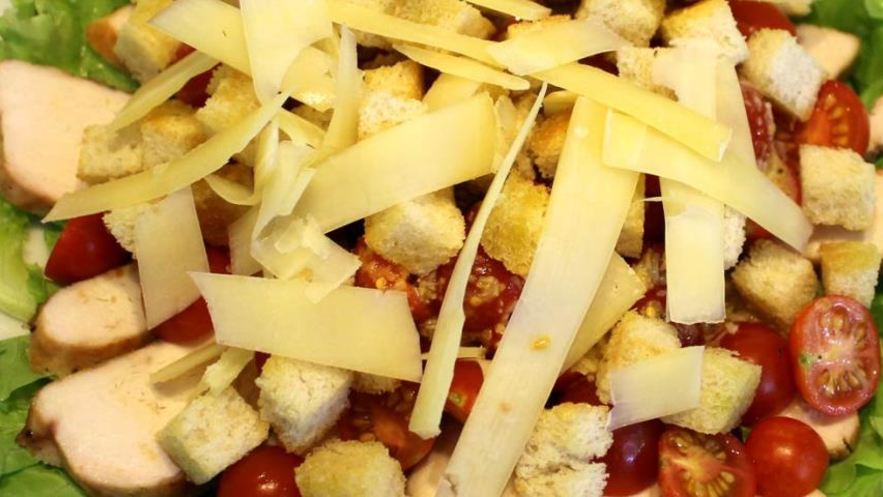 Рецепт салата цезарь с маринованной курицей