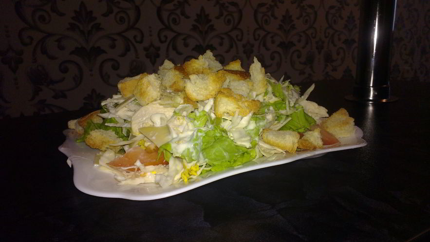 Рецепт салата цезарь с пармезаном и помидорами