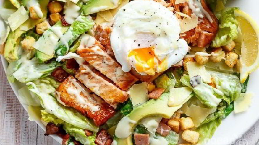 Рецепт салата цезарь с жареной семгой и авокадо