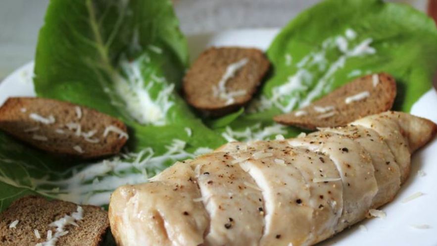 Рецепт салата цезарь в минималистическом стиле