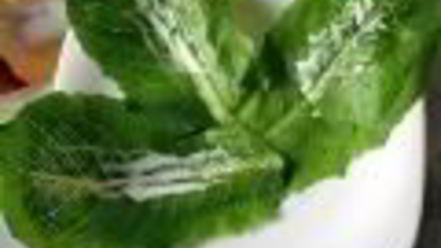 Рецепт салата цезарь в минималистическом стиле