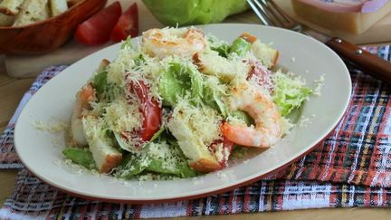 Рецепт Цезаря салат с креветками и сухариками