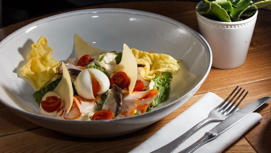 Рецепт утреннего цезаря с яйцом