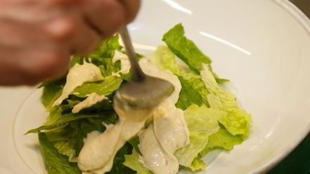 Рецепт утреннего цезаря с яйцом