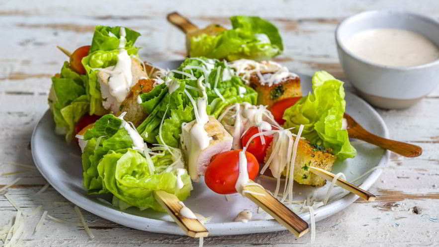 Рецепт закуски на шпажках на тему салата цезарь
