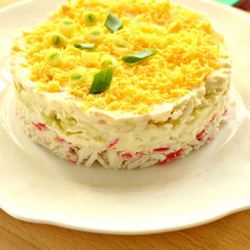 Рецепт Слоеного салата с крабовыми палочками и яблоком