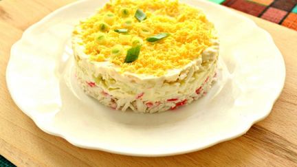 Рецепт Слоеного салата с крабовыми палочками и яблоком