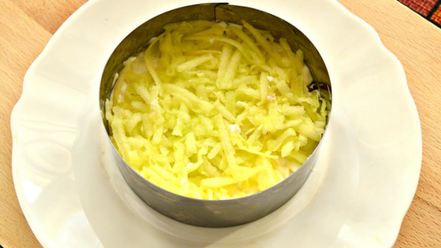 Рецепт слоеного салата с крабовыми палочками и яблоком