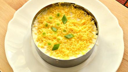 Рецепт слоеного салата с крабовыми палочками и яблоком