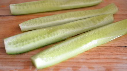 Рецепт свежего летнего салата с фетой и огурцом