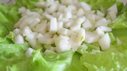 Рецепт свежего летнего салата с фетой и огурцом