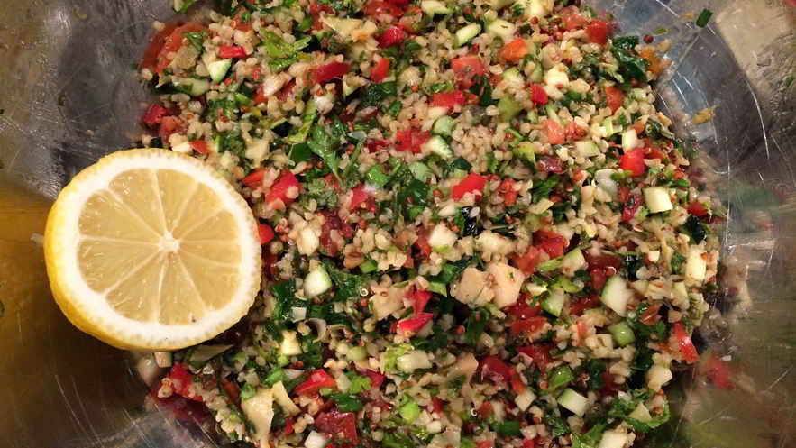 Рецепт табуле из киноа с булгуром и маринованными артишоками